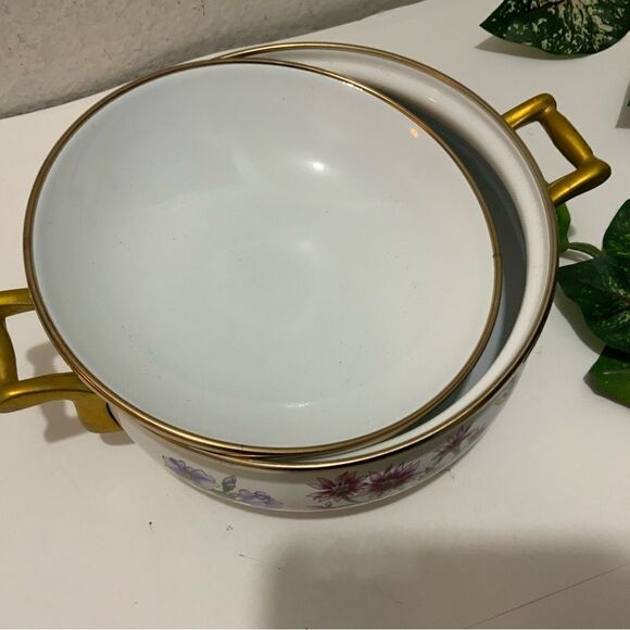 New Regency Club enamel floral Dutch oven with brass handles and lid - Picture 4 of 11